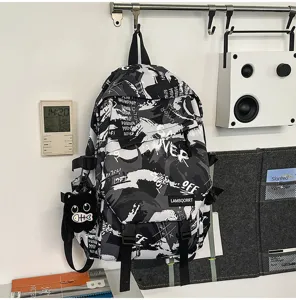Detailansicht eines schwarz-weißen Rucksacks mit Graffiti-Muster an einem Wandhaken
