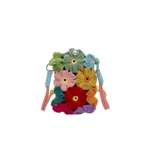 Détail du sac de téléphone en crochet fait main avec des fleurs tricotées en 3D