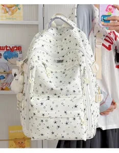 Vue de face d'un sac à dos blanc avec motif d'étoiles et porte-clés lapin mignon