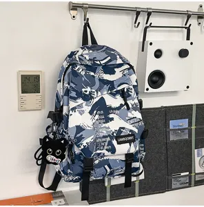 Detailansicht eines Graffiti-Schulrucksacks mit blau-weißem Kontrastmuster an der Wand.