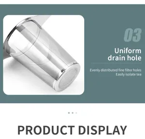 Dettaglio del colino da te in acciaio inossidabile con fori filtranti fini e uniformi.