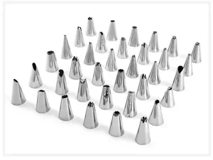 Detalle de boquillas para manga pastelera de acero inoxidable con varias formas.
