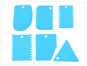 Detalles del juego de raspadores de pasteles de plástico azul con seis bordes de formas diferentes.