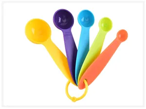 Ensemble de cuillères à mesurer colorées en plastique avec anneau, outil de pâtisserie.