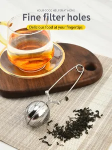 Infuseur à thé en acier inoxydable avec trous de filtrage fins et mécanisme de poignée à pression.