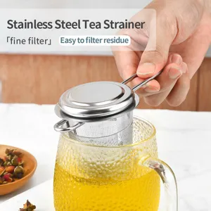 Colino da tè in acciaio inossidabile con manico e coperchio per filtrare tè sfuso e residui.
