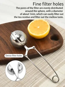 Infuseur à thé en acier inoxydable avec poignée à pression et filtre à thé en maille.