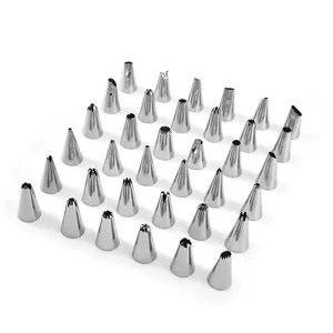 Set de douilles à pâtisserie en acier inoxydable pour décoration de gâteaux, vue principale.