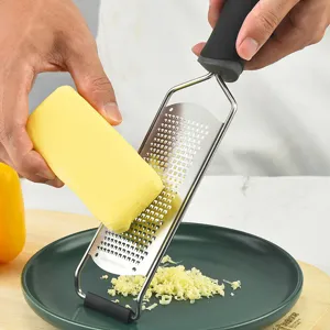 Nahaufnahme des Edelstah-Käsereibers in Aktion, perfekt zum einfachen Reiben von Käse.