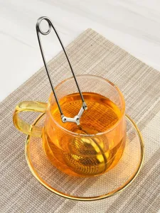 Infuseur à thé en acier inoxydable avec poignée presse et filtre fin pour thé en vrac.