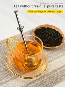 Vue détaillée de l'infuseur à thé en acier inoxydable avec filtre à maille fine.