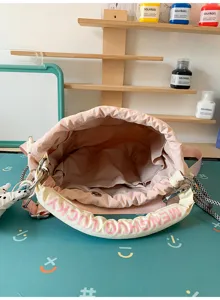 Vista interna dettagliata della borsa a secchiello color caramella con fodera