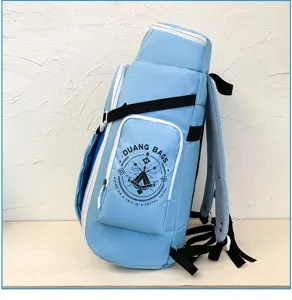 Seitenansicht eines blauen Outdoor-Reiserucksacks mit großem Fassungsvermögen