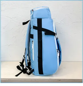 Seitenansicht eines blauen Outdoor-Sportrucksacks mit großer Kapazität und Trägern.