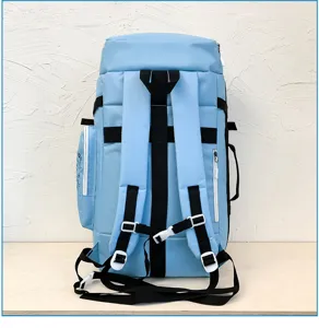 Rückansicht eines hellblauen Outdoor-Rucksacks mit verstellbaren Schultergurten und Schnallen