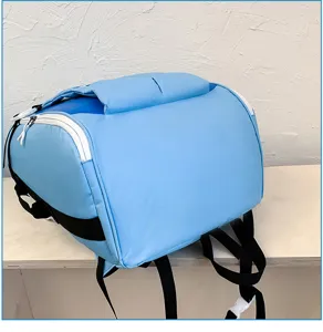 Detaillierte Seitenansicht eines großen hellblauen Outdoor-Sport- und Basketballrucksacks