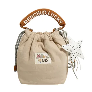 Borsa a secchiello beige stile giapponese con ciondolo a stella e manico ricamato