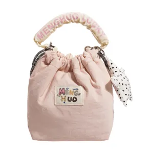Dettaglio borsa a secchiello rosa con manico MENGHUO LUCKY e ciondolo a stella chic