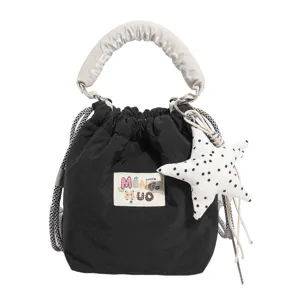 Dettaglio borsa a secchiello in nylon nero stile giapponese con ciondolo a stella carino