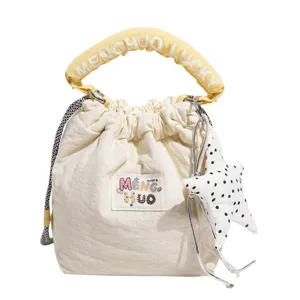 Borsa a secchiello in tessuto beige con manico giallo e ciondolo a stella a pois carina