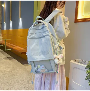 Detail eines süßen blauen Ita-Bag-Rucksacks im japanischen Stil mit Sichtfenster