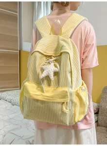 Eine detaillierte Ansicht des gelb gestreiften Schülerrucksacks mit einem süßen Sternanhänger
