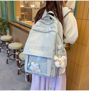 Rückansicht eines hellblauen Ita-Bag Schulrucksacks mit süßem Hasen-Schlüsselanhänger