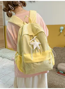 Rückansicht eines gelb gestreiften Schulrucksacks mit einem süßen Sternanhänger