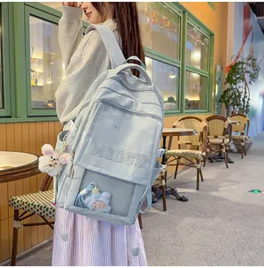 Detail eines hellblauen Schulrucksacks im japanischen Ita-Bag-Stil mit niedlichem Plüsch