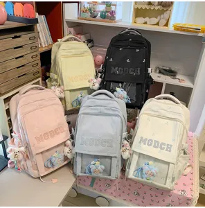 Fünf niedliche japanische Schüler-Rucksäcke in verschiedenen Pastellfarben mit Anhängern.