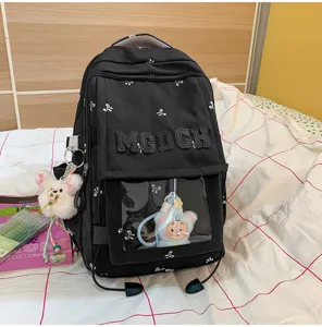 Detailansicht eines schwarzen bedruckten Rucksacks mit Klarsichtfach für Plüschtiere