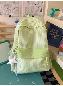 Detailansicht hellgrüner gestreifter Studentenrucksack mit süßem Plüschsternanhänger