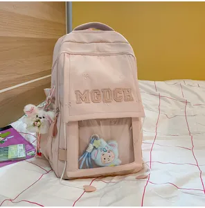 Nahaufnahme der rosa japanischen Ita-Tasche mit Klarsichtfenster und süßen Plüschanhängern.