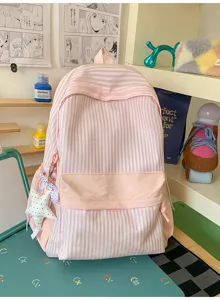 Detailansicht des rosa gestreiften Schulrucksacks mit Sternanhänger und Schleifenmuster
