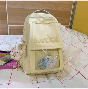 Detailansicht der cremegelben japanischen Ita-Tasche mit süßem Plüschtierfenster