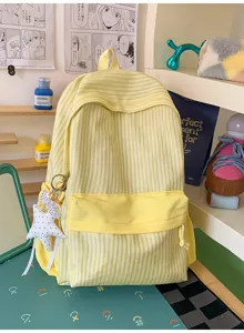 Nahaufnahme des gelb gestreiften Schulrucksacks mit Sternanhänger und Schleifenmuster