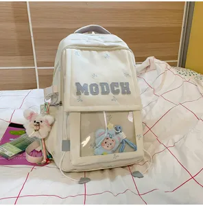Detailansicht eines niedlichen cremefarbenen Studentenrucksacks mit transparentem Fenster