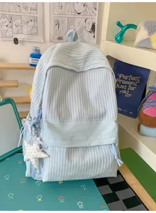 Hellblau gestreifter Rucksack mit großer Kapazität, Schleifenmuster und Sternanhänger.