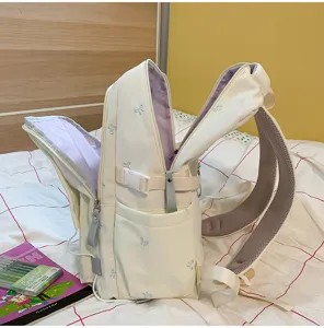 Detailansicht eines offenen cremefarbenen Rucksacks im japanischen Stil mit blauen Schleifen