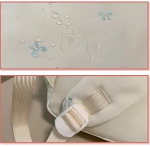 Nahaufnahme von wasserfestem Stoff und Schnalle eines niedlichen japanischen Schulranzens