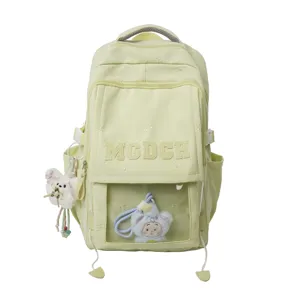 Detailansicht des transparenten Fensters und der Bogenstickerei am gelben Ita-Rucksack.