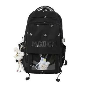 Detailansicht der schwarzen japanischen Ita-Tasche mit süßem Plüschhasen-Anhänger und Schleifen