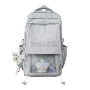 Nahaufnahme eines hellgrauen japanischen Ita Bag Rucksacks mit transparentem Fenster