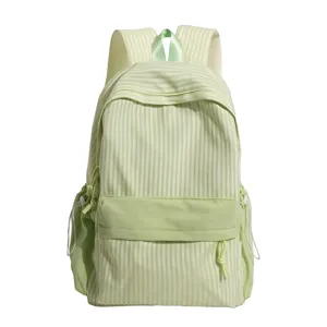 Detailansicht eines hellgrünen gestreiften Rucksacks mit dezentem Schleifenstickmuster