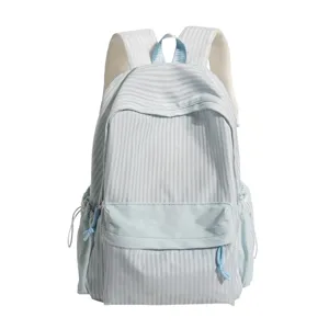 Vorderansicht des hellblau gestreiften Rucksacks mit zarten Schleifenmuster-Details