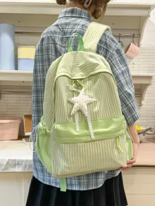Großer hellgrün gestreifter Schülerrucksack mit einem niedlichen weißen Sternenanhänger
