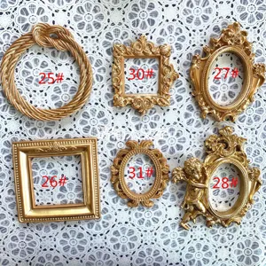Set di mini cornici vintage in resina, accessori espositivi decorativi dorati.