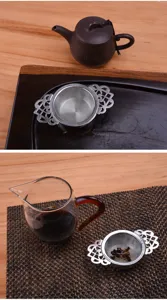 Colino da tè in acciaio inossidabile con manici traforati e rete fine per tè sfuso.