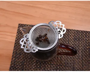 Colino da tè in pizzo inox doppio orecchio filtro a maglia separatore dettaglio vista