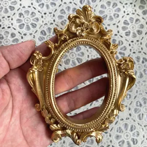 Mini cornice portafoto ovale in resina stile vintage per esposizione di gioielli.
